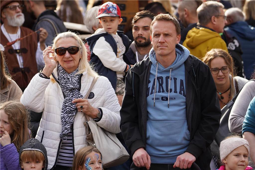 Volles Programm auf dem Mittelaltermarkt in Castrop. Am Sonntag durften die Gäste Schwertkämpfe von Rittern, Hexen- und Spinnenshows sowie viele weitere Attraktionen bestaunen.