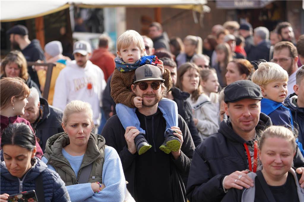 Volles Programm auf dem Mittelaltermarkt in Castrop. Am Sonntag durften die Gäste Schwertkämpfe von Rittern, Hexen- und Spinnenshows sowie viele weitere Attraktionen bestaunen.
