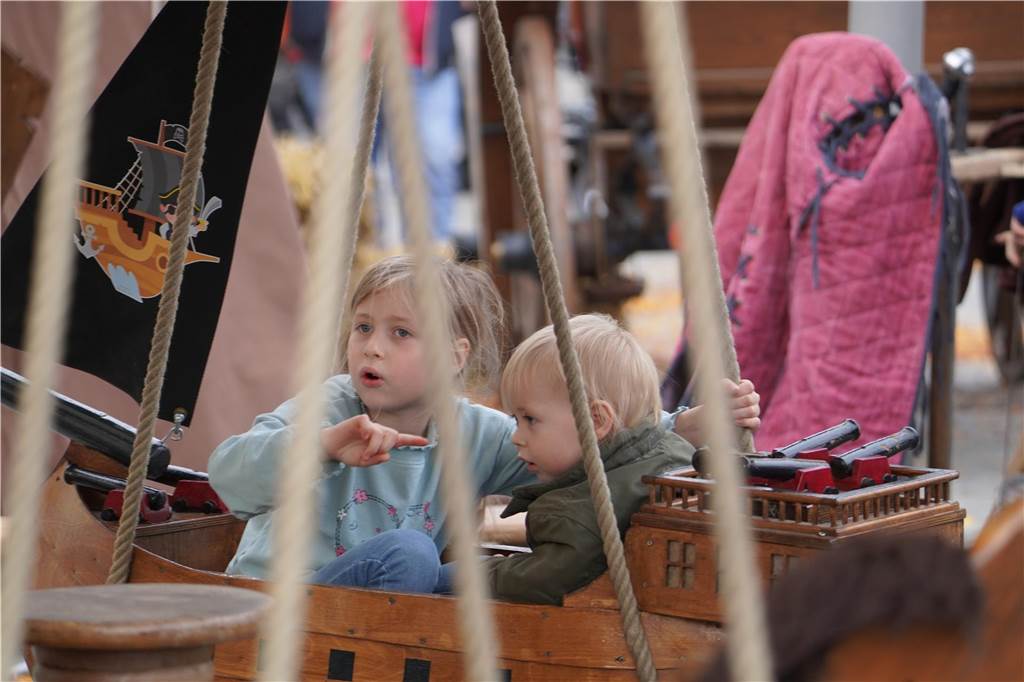Volles Programm auf dem Mittelaltermarkt in Castrop. Am Sonntag durften die Gäste Schwertkämpfe von Rittern, Hexen- und Spinnenshows sowie viele weitere Attraktionen bestaunen.