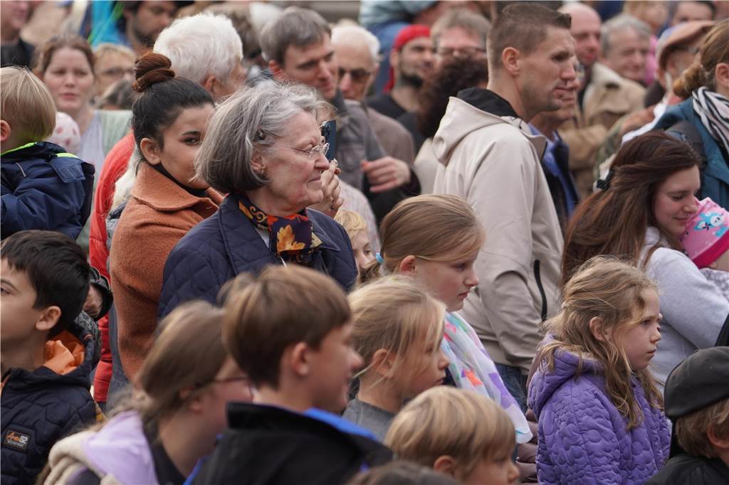 Volles Programm auf dem Mittelaltermarkt in Castrop. Am Sonntag durften die Gäste Schwertkämpfe von Rittern, Hexen- und Spinnenshows sowie viele weitere Attraktionen bestaunen.