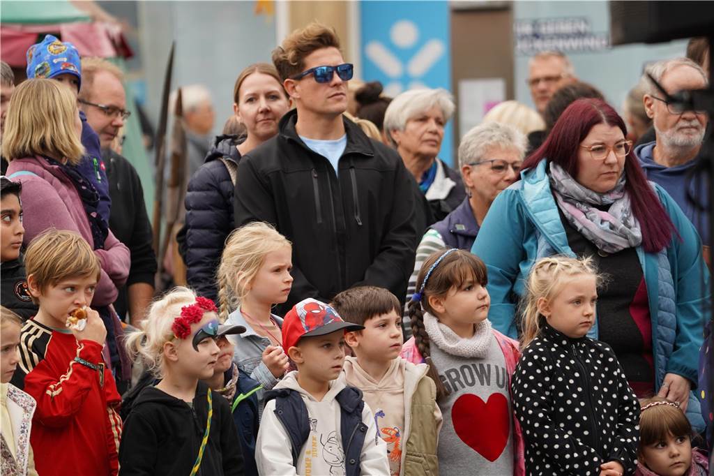 Volles Programm auf dem Mittelaltermarkt in Castrop. Am Sonntag durften die Gäste Schwertkämpfe von Rittern, Hexen- und Spinnenshows sowie viele weitere Attraktionen bestaunen.