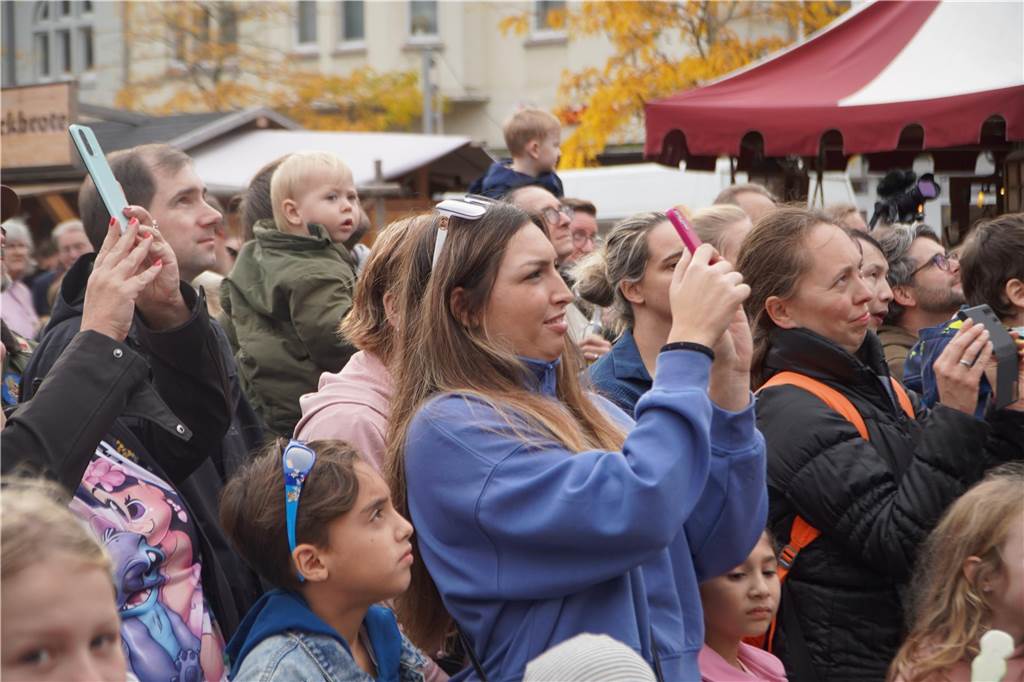 Volles Programm auf dem Mittelaltermarkt in Castrop. Am Sonntag durften die Gäste Schwertkämpfe von Rittern, Hexen- und Spinnenshows sowie viele weitere Attraktionen bestaunen.