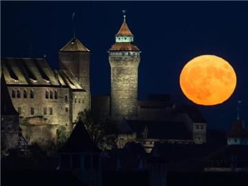 Vollmond hinter der Kaiserburg. Foto: Timm Schamberger