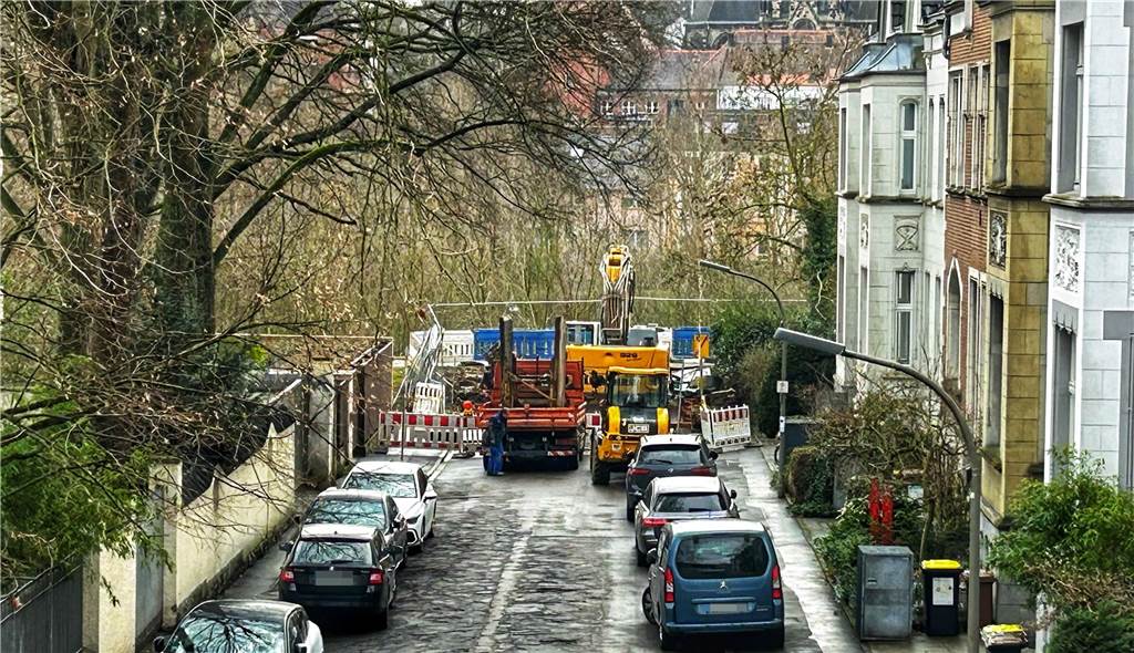 Großbaustelle am Emscherradweg: Noch ein Zugang komplett gesperrt Vollsperrung an der Tullstraße: Die Zuwegung auf den Emscherradweg in Dortmund-Hörde wurde am Montagmorgen (19.2.) gesperrt. Radfahrer kamen hier zeitweise gar nicht durch.