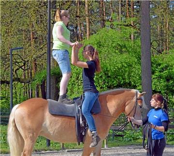 Voltigieren ist so etwas wie turnen auf dem Pferd. haard-klinik