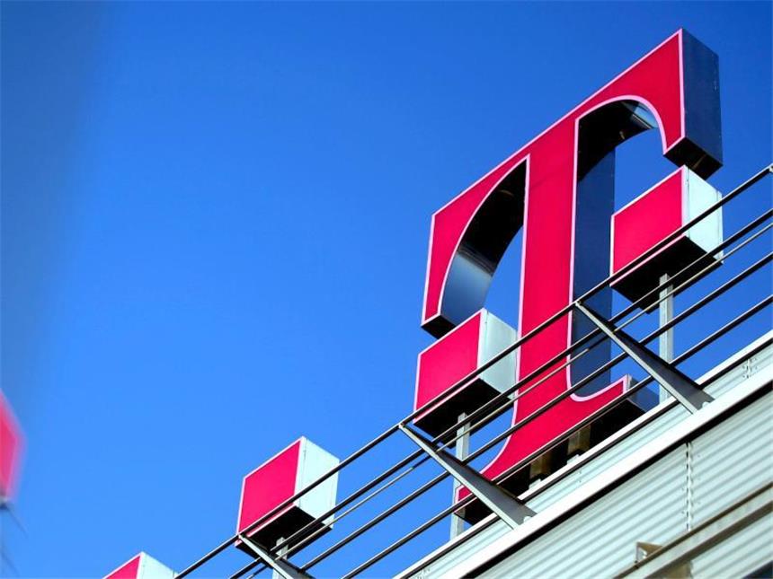 Telekom erneuert Smartphone-Tarife Vom 19. April an steigen bei der Telekom Preise und Leistungen. Neukunden zahlen dann monatlich rund fünf Euro mehr als bisher. Dafür gibt es etwa mehr Datenvolumen fürs Surfen. Foto: Oliver Berg