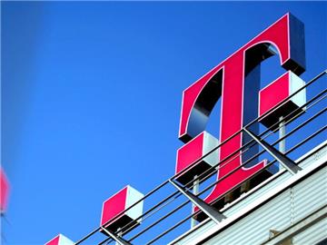 Vom 19. April an steigen bei der Telekom Preise und Leistungen. Neukunden zahlen dann monatlich rund fünf Euro mehr als bisher. Dafür gibt es etwa mehr Datenvolumen fürs Surfen. Foto: Oliver Berg