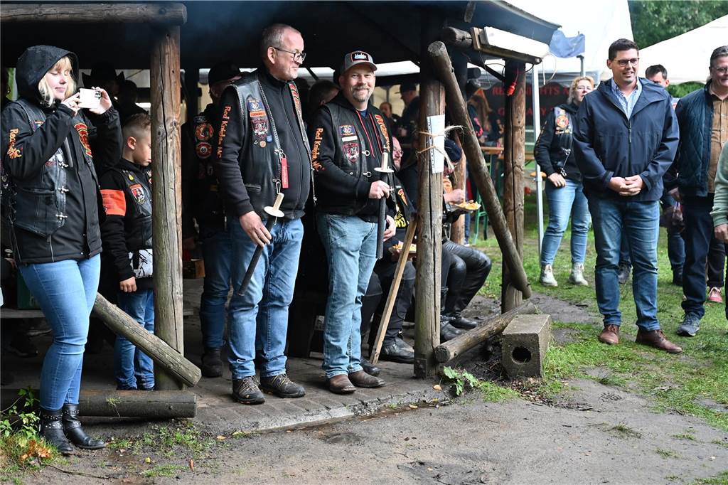 Vom 27. bis 29. September feierte das „Chapter Germany 24“ des Red Knights Motorradclubs sein fünfjähriges Bestehen am Annaberg in Haltern am See. Der Motorradclub hat seinen Stammsitz in Wulfen und besteht aus Feuerwehrleuten, ihren Familien und Freunden. Zu der Feier waren zahlreiche befreundete Chapter und Gäste aus ganz Deutschland angereist, um gemeinsam dieses Jubiläum zu zelebrieren. Nach dem offiziellen Teil der Veranstaltung mit der Ernennung neuer Mitglieder zu „Rittern“ ging es nahtlos zur Party mit Live Musik über. 