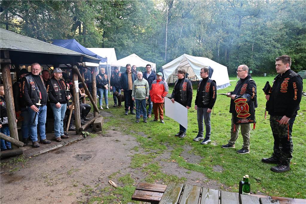 Vom 27. bis 29. September feierte das „Chapter Germany 24“ des Red Knights Motorradclubs sein fünfjähriges Bestehen am Annaberg in Haltern am See. Der Motorradclub hat seinen Stammsitz in Wulfen und besteht aus Feuerwehrleuten, ihren Familien und Freunden. Zu der Feier waren zahlreiche befreundete Chapter und Gäste aus ganz Deutschland angereist, um gemeinsam dieses Jubiläum zu zelebrieren. Nach dem offiziellen Teil der Veranstaltung mit der Ernennung neuer Mitglieder zu „Rittern“ ging es nahtlos zur Party mit Live Musik über. 