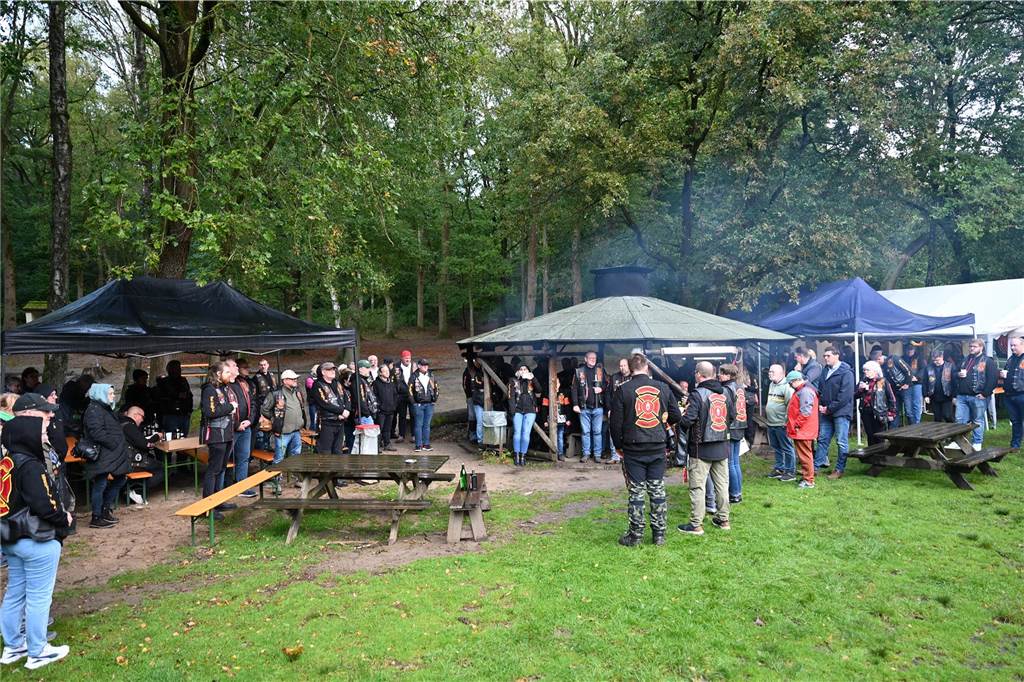 Vom 27. bis 29. September feierte das „Chapter Germany 24“ des Red Knights Motorradclubs sein fünfjähriges Bestehen am Annaberg in Haltern am See. Der Motorradclub hat seinen Stammsitz in Wulfen und besteht aus Feuerwehrleuten, ihren Familien und Freunden. Zu der Feier waren zahlreiche befreundete Chapter und Gäste aus ganz Deutschland angereist, um gemeinsam dieses Jubiläum zu zelebrieren. Nach dem offiziellen Teil der Veranstaltung mit der Ernennung neuer Mitglieder zu „Rittern“ ging es nahtlos zur Party mit Live Musik über. 