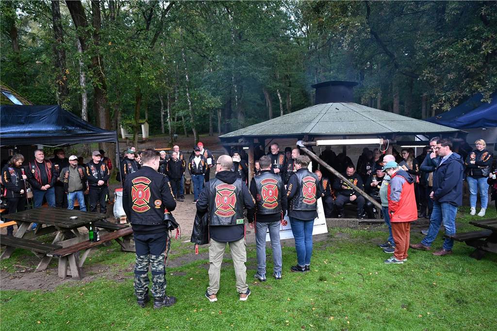 Vom 27. bis 29. September feierte das „Chapter Germany 24“ des Red Knights Motorradclubs sein fünfjähriges Bestehen am Annaberg in Haltern am See. Der Motorradclub hat seinen Stammsitz in Wulfen und besteht aus Feuerwehrleuten, ihren Familien und Freunden. Zu der Feier waren zahlreiche befreundete Chapter und Gäste aus ganz Deutschland angereist, um gemeinsam dieses Jubiläum zu zelebrieren. Nach dem offiziellen Teil der Veranstaltung mit der Ernennung neuer Mitglieder zu „Rittern“ ging es nahtlos zur Party mit Live Musik über. 