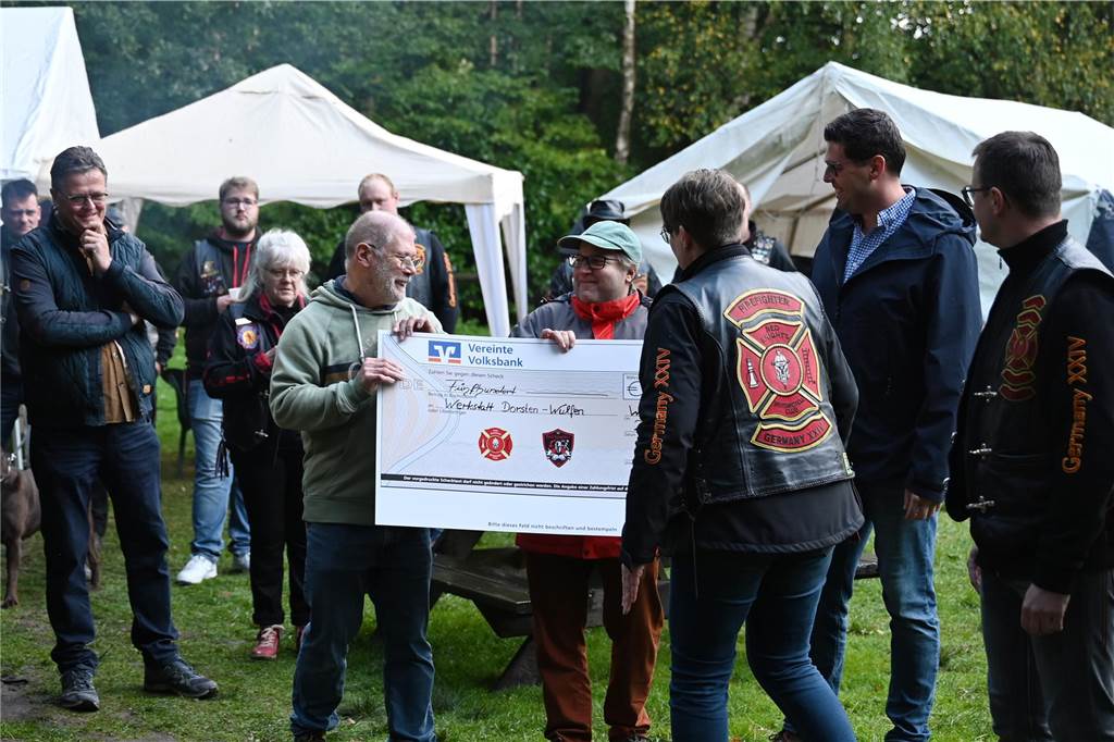 Vom 27. bis 29. September feierte das „Chapter Germany 24“ des Red Knights Motorradclubs sein fünfjähriges Bestehen am Annaberg in Haltern am See. Der Motorradclub hat seinen Stammsitz in Wulfen und besteht aus Feuerwehrleuten, ihren Familien und Freunden. Zu der Feier waren zahlreiche befreundete Chapter und Gäste aus ganz Deutschland angereist, um gemeinsam dieses Jubiläum zu zelebrieren. Nach dem offiziellen Teil der Veranstaltung mit der Ernennung neuer Mitglieder zu „Rittern“ ging es nahtlos zur Party mit Live Musik über. 