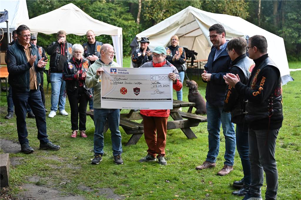 Vom 27. bis 29. September feierte das „Chapter Germany 24“ des Red Knights Motorradclubs sein fünfjähriges Bestehen am Annaberg in Haltern am See. Der Motorradclub hat seinen Stammsitz in Wulfen und besteht aus Feuerwehrleuten, ihren Familien und Freunden. Zu der Feier waren zahlreiche befreundete Chapter und Gäste aus ganz Deutschland angereist, um gemeinsam dieses Jubiläum zu zelebrieren. Nach dem offiziellen Teil der Veranstaltung mit der Ernennung neuer Mitglieder zu „Rittern“ ging es nahtlos zur Party mit Live Musik über. 