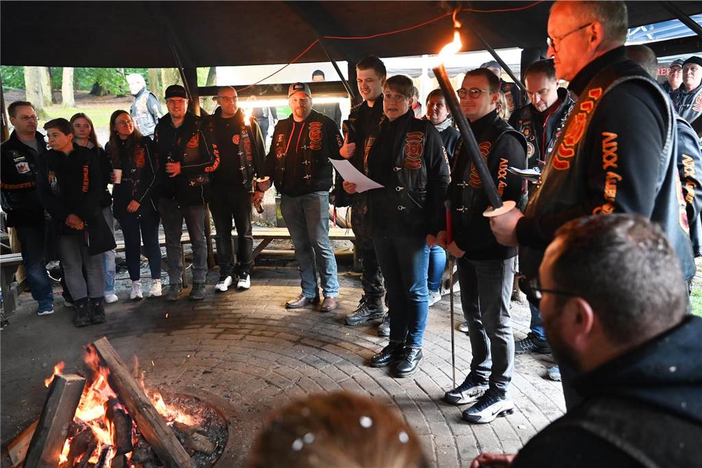 Vom 27. bis 29. September feierte das „Chapter Germany 24“ des Red Knights Motorradclubs sein fünfjähriges Bestehen am Annaberg in Haltern am See. Der Motorradclub hat seinen Stammsitz in Wulfen und besteht aus Feuerwehrleuten, ihren Familien und Freunden. Zu der Feier waren zahlreiche befreundete Chapter und Gäste aus ganz Deutschland angereist, um gemeinsam dieses Jubiläum zu zelebrieren. Nach dem offiziellen Teil der Veranstaltung mit der Ernennung neuer Mitglieder zu „Rittern“ ging es nahtlos zur Party mit Live Musik über. 