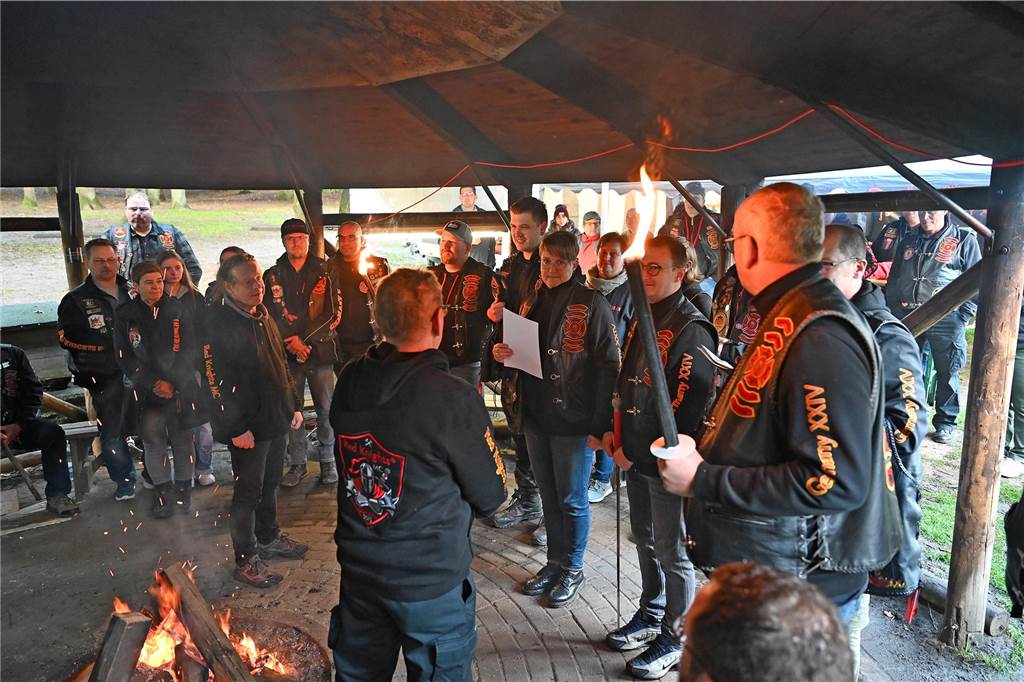 Vom 27. bis 29. September feierte das „Chapter Germany 24“ des Red Knights Motorradclubs sein fünfjähriges Bestehen am Annaberg in Haltern am See. Der Motorradclub hat seinen Stammsitz in Wulfen und besteht aus Feuerwehrleuten, ihren Familien und Freunden. Zu der Feier waren zahlreiche befreundete Chapter und Gäste aus ganz Deutschland angereist, um gemeinsam dieses Jubiläum zu zelebrieren. Nach dem offiziellen Teil der Veranstaltung mit der Ernennung neuer Mitglieder zu „Rittern“ ging es nahtlos zur Party mit Live Musik über. 