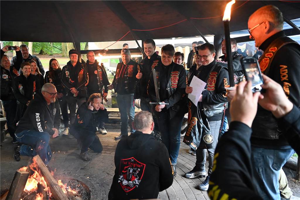 Vom 27. bis 29. September feierte das „Chapter Germany 24“ des Red Knights Motorradclubs sein fünfjähriges Bestehen am Annaberg in Haltern am See. Der Motorradclub hat seinen Stammsitz in Wulfen und besteht aus Feuerwehrleuten, ihren Familien und Freunden. Zu der Feier waren zahlreiche befreundete Chapter und Gäste aus ganz Deutschland angereist, um gemeinsam dieses Jubiläum zu zelebrieren. Nach dem offiziellen Teil der Veranstaltung mit der Ernennung neuer Mitglieder zu „Rittern“ ging es nahtlos zur Party mit Live Musik über. 
