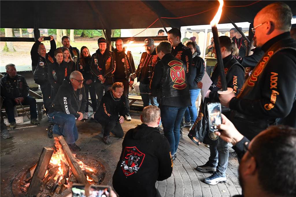 Vom 27. bis 29. September feierte das „Chapter Germany 24“ des Red Knights Motorradclubs sein fünfjähriges Bestehen am Annaberg in Haltern am See. Der Motorradclub hat seinen Stammsitz in Wulfen und besteht aus Feuerwehrleuten, ihren Familien und Freunden. Zu der Feier waren zahlreiche befreundete Chapter und Gäste aus ganz Deutschland angereist, um gemeinsam dieses Jubiläum zu zelebrieren. Nach dem offiziellen Teil der Veranstaltung mit der Ernennung neuer Mitglieder zu „Rittern“ ging es nahtlos zur Party mit Live Musik über. 
