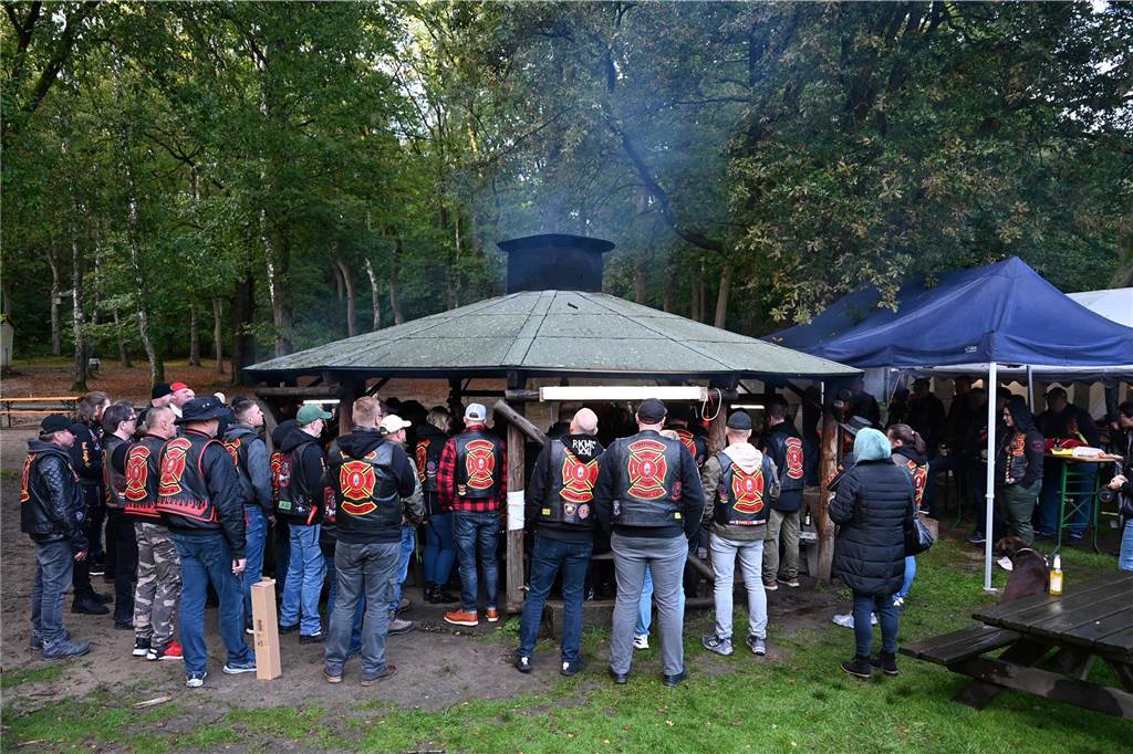 Vom 27. bis 29. September feierte das „Chapter Germany 24“ des Red Knights Motorradclubs sein fünfjähriges Bestehen am Annaberg in Haltern am See. Der Motorradclub hat seinen Stammsitz in Wulfen und besteht aus Feuerwehrleuten, ihren Familien und Freunden. Zu der Feier waren zahlreiche befreundete Chapter und Gäste aus ganz Deutschland angereist, um gemeinsam dieses Jubiläum zu zelebrieren. Nach dem offiziellen Teil der Veranstaltung mit der Ernennung neuer Mitglieder zu „Rittern“ ging es nahtlos zur Party mit Live Musik über. 