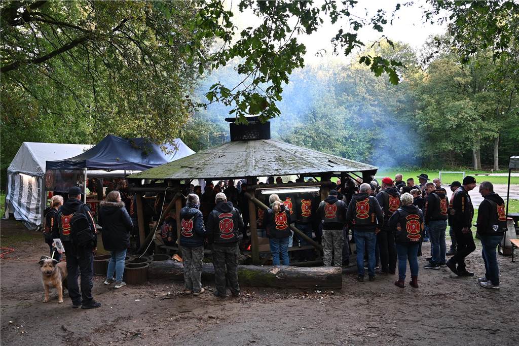 Vom 27. bis 29. September feierte das „Chapter Germany 24“ des Red Knights Motorradclubs sein fünfjähriges Bestehen am Annaberg in Haltern am See. Der Motorradclub hat seinen Stammsitz in Wulfen und besteht aus Feuerwehrleuten, ihren Familien und Freunden. Zu der Feier waren zahlreiche befreundete Chapter und Gäste aus ganz Deutschland angereist, um gemeinsam dieses Jubiläum zu zelebrieren. Nach dem offiziellen Teil der Veranstaltung mit der Ernennung neuer Mitglieder zu „Rittern“ ging es nahtlos zur Party mit Live Musik über. 
