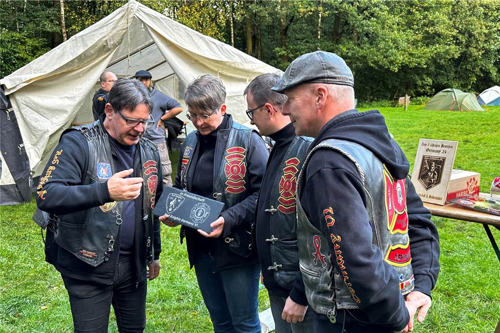 Vom 27. bis 29. September feierte das „Chapter Germany 24“ des Red Knights Motorradclubs sein fünfjähriges Bestehen am Annaberg in Haltern am See. Der Motorradclub hat seinen Stammsitz in Wulfen und besteht aus Feuerwehrleuten, ihren Familien und Freunden. Zu der Feier waren zahlreiche befreundete Chapter und Gäste aus ganz Deutschland angereist, um gemeinsam dieses Jubiläum zu zelebrieren. Nach dem offiziellen Teil der Veranstaltung mit der Ernennung neuer Mitglieder zu „Rittern“ ging es nahtlos zur Party mit Live Musik über. 