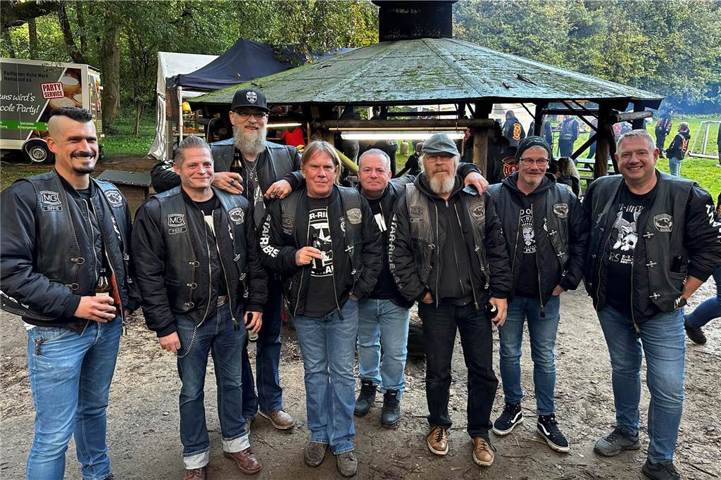 Vom 27. bis 29. September feierte das „Chapter Germany 24“ des Red Knights Motorradclubs sein fünfjähriges Bestehen am Annaberg in Haltern am See. Der Motorradclub hat seinen Stammsitz in Wulfen und besteht aus Feuerwehrleuten, ihren Familien und Freunden. Zu der Feier waren zahlreiche befreundete Chapter und Gäste aus ganz Deutschland angereist, um gemeinsam dieses Jubiläum zu zelebrieren. Nach dem offiziellen Teil der Veranstaltung mit der Ernennung neuer Mitglieder zu „Rittern“ ging es nahtlos zur Party mit Live Musik über. 