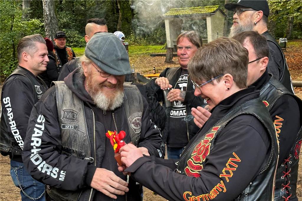 Vom 27. bis 29. September feierte das „Chapter Germany 24“ des Red Knights Motorradclubs sein fünfjähriges Bestehen am Annaberg in Haltern am See. Der Motorradclub hat seinen Stammsitz in Wulfen und besteht aus Feuerwehrleuten, ihren Familien und Freunden. Zu der Feier waren zahlreiche befreundete Chapter und Gäste aus ganz Deutschland angereist, um gemeinsam dieses Jubiläum zu zelebrieren. Nach dem offiziellen Teil der Veranstaltung mit der Ernennung neuer Mitglieder zu „Rittern“ ging es nahtlos zur Party mit Live Musik über. 