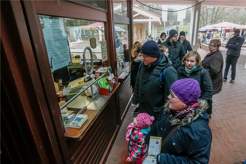 So will der Dortmunder Zoo mehr Besucher anlocken Vom 3. bis 23. Dezember können Besucher im Zoo wieder die Höhe ihres Eintritts selbst bestimmen. Im vergangenen Jahr waren Schlangen vor den Kassen.