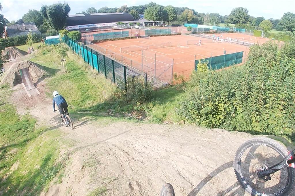 Mit Video: Jugendliche fliegen im Bikepark Ahaus meterweit durch die Luft Vom acht Meter hohen Starthügel fahren die Jugendlichen mit ihren Rädern in Richtung "Kicker"-Rampen. Stürze enden im besten Fall im Rindenmulch.