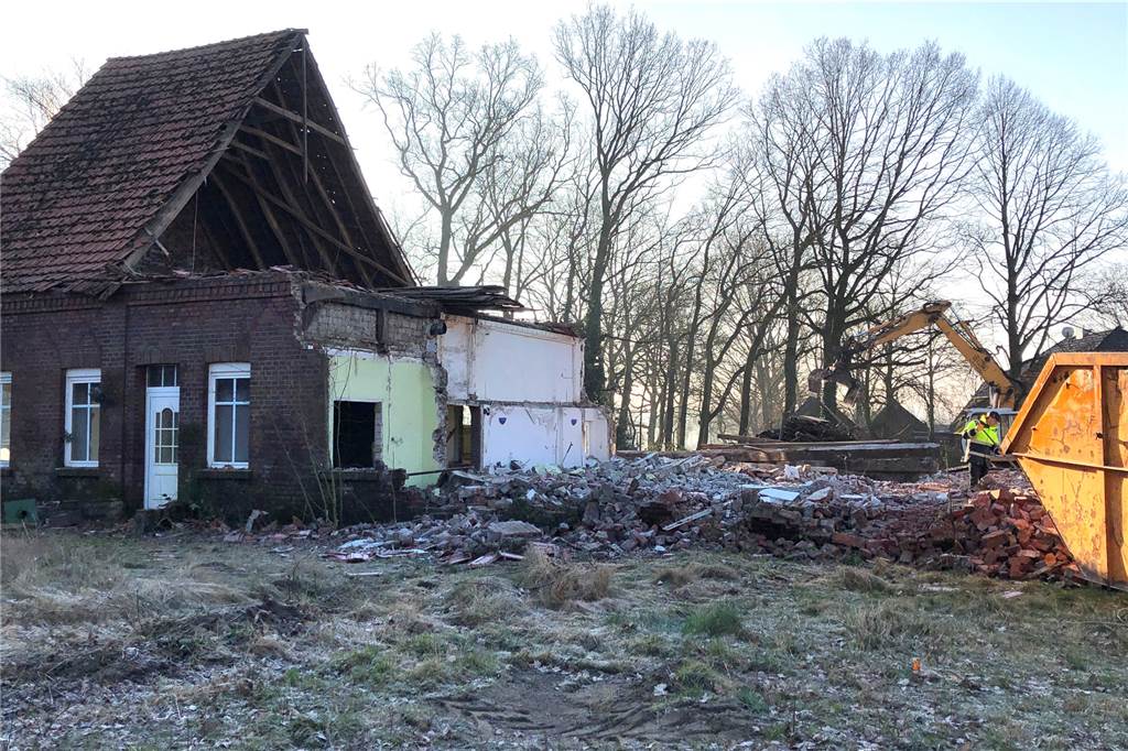 Nach Abriss entsteht auf alter Halterner Hofstelle neue Wohnsiedlung Vom alten Wohnhaus mit Tenne stand am Morgen des 4. März nur noch ein kleiner Rest.