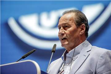 Vom Aufsichtsrat zurück auf die Trainerbank: Huub Stevens soll gemeinsam mit Mike Büskens Schalke vor dem Abstieg retten.