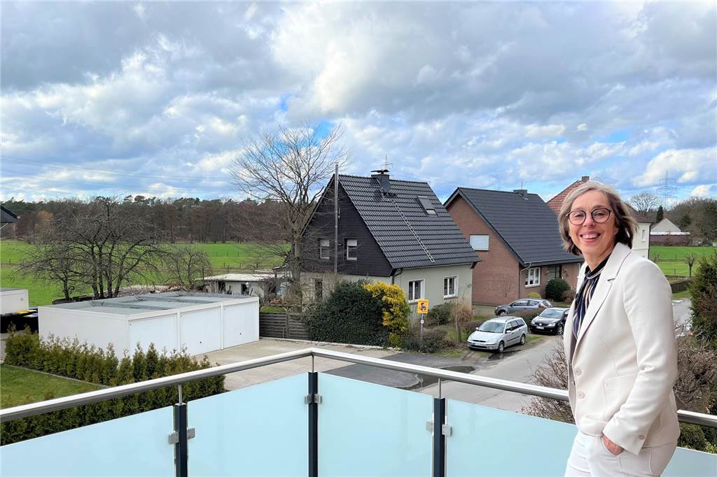 Rosemarie Franzen zeigt freistehendes Haus für 449.000 Euro Vom Balkon im Obergeschoss kann man ins Grüne schauen.