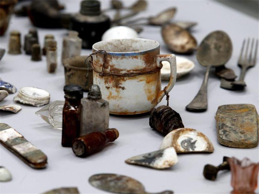Vom Becher über Fläschchen bis zu Besteck: Hinterlassenschaften in Auschwitz ermordeter Häftlinge. Foto: Andrzej Grygielstf