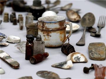 Vom Becher über Fläschchen bis zu Besteck: Hinterlassenschaften in Auschwitz ermordeter Häftlinge. Foto: Andrzej Grygielstf
