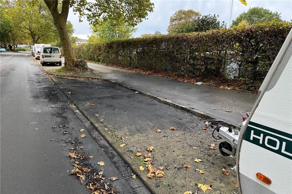 Feuerwehr verhindert Explosion im Kreuzviertel: Fahrzeuge ausgebrannt Vom Brand an der Kuithanstraße ist ein großer Brandfleck auf dem Parkplatz zurückgeblieben.