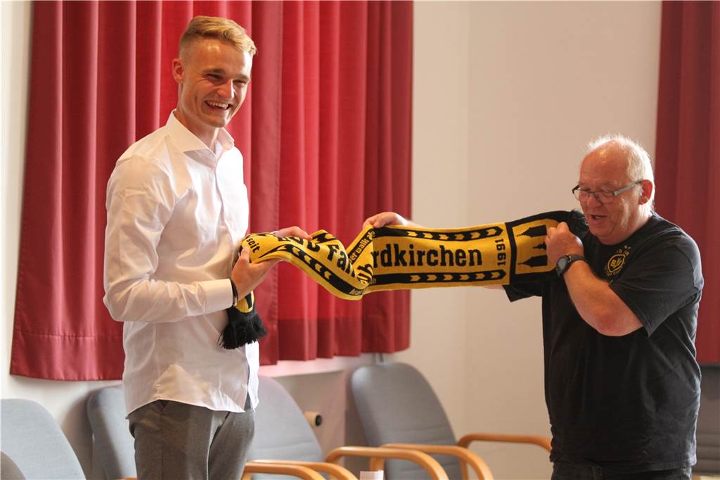 „Irgendwann war klar, dass wir das gewinnen“: Amos Pieper plaudert über unglaubliche Saison Vom BVB-Fanclub Nordkirchen bekam Amos Pieper einen Schal und eine Tasse.