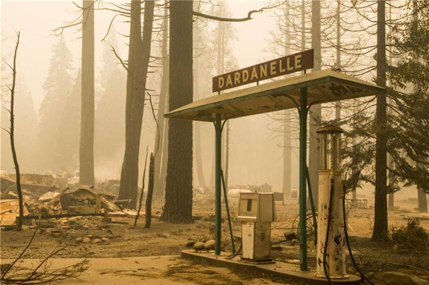 Größter Waldbrand in der Geschichte Kaliforniens Vom Dardanelle Resort im kalifornischen Tuolumne County sind nur Trümmer geblieben. Foto: Marty Bicek/ZUMA Wire