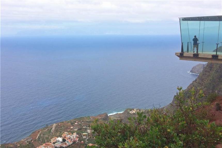 Das pfeifende Wander-Eldorado La Gomera Vom Dorf Agulo geht es steil hinauf zum Aussichtspunkt Abrante. Auf La Gomera laufen Wanderer entweder hoch oder runter, Schluchten und Berge prägen die Insel. Foto: Manuel Meyer