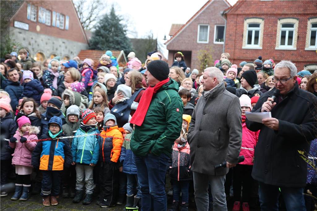 Vom Dormitorium aus zog der Nikolaus in einer Kutsche durch das Dorf Asbeck. In der Stiftskirche sprach er zu den Kindern. Mit einigen Nikolausliedern, von den Kindern gesungen, wurde er belohnt. Dann gab es die süßen Tüten für die Kinder.