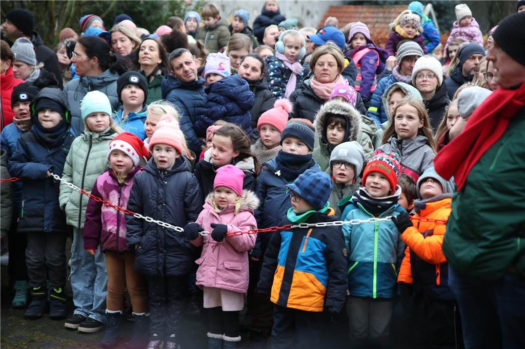 Vom Dormitorium aus zog der Nikolaus in einer Kutsche durch das Dorf Asbeck. In der Stiftskirche sprach er zu den Kindern. Mit einigen Nikolausliedern, von den Kindern gesungen, wurde er belohnt. Dann gab es die süßen Tüten für die Kinder.
