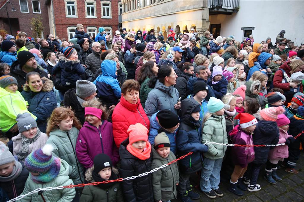 Vom Dormitorium aus zog der Nikolaus in einer Kutsche durch das Dorf Asbeck. In der Stiftskirche sprach er zu den Kindern. Mit einigen Nikolausliedern, von den Kindern gesungen, wurde er belohnt. Dann gab es die süßen Tüten für die Kinder.