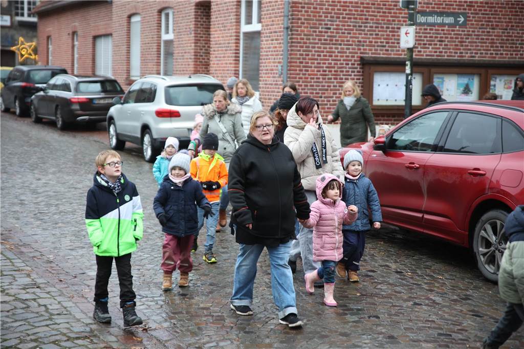 Vom Dormitorium aus zog der Nikolaus in einer Kutsche durch das Dorf Asbeck. In der Stiftskirche sprach er zu den Kindern. Mit einigen Nikolausliedern, von den Kindern gesungen, wurde er belohnt. Dann gab es die süßen Tüten für die Kinder.