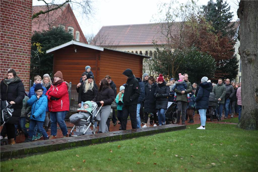 Vom Dormitorium aus zog der Nikolaus in einer Kutsche durch das Dorf Asbeck. In der Stiftskirche sprach er zu den Kindern. Mit einigen Nikolausliedern, von den Kindern gesungen, wurde er belohnt. Dann gab es die süßen Tüten für die Kinder.