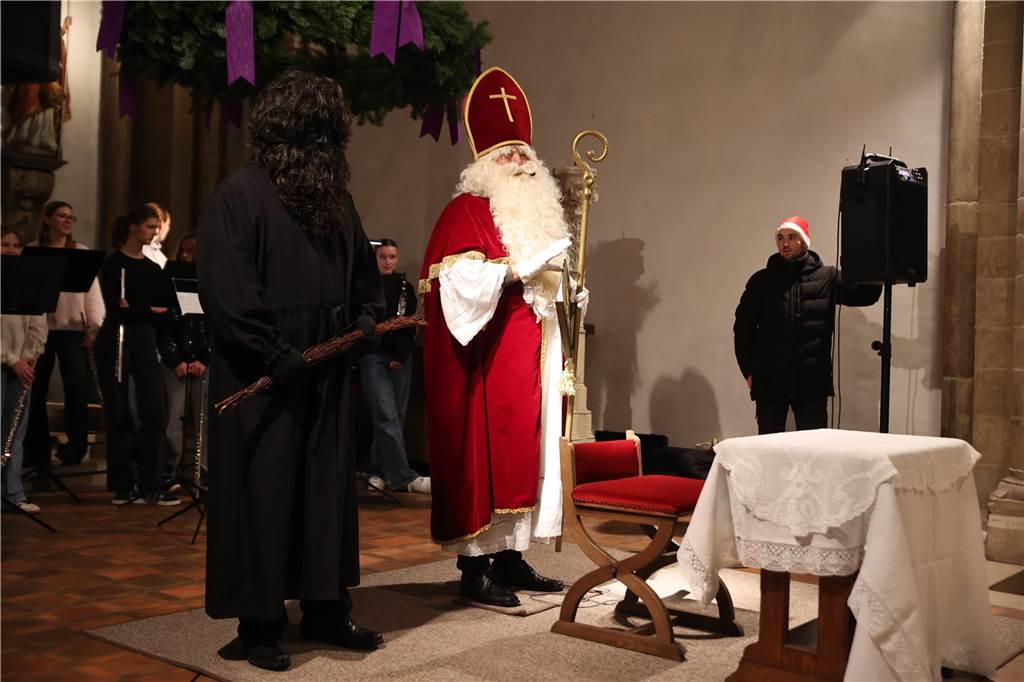 Vom Dormitorium aus zog der Nikolaus in einer Kutsche durch das Dorf Asbeck. In der Stiftskirche sprach er zu den Kindern. Mit einigen Nikolausliedern, von den Kindern gesungen, wurde er belohnt. Dann gab es die süßen Tüten für die Kinder.