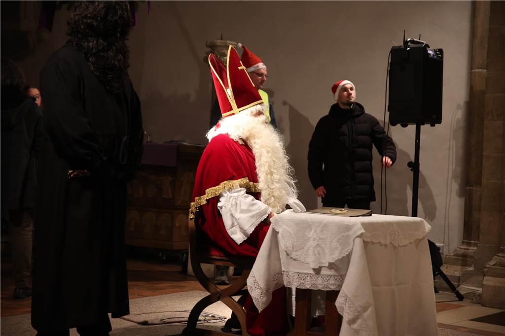 Vom Dormitorium aus zog der Nikolaus in einer Kutsche durch das Dorf Asbeck. In der Stiftskirche sprach er zu den Kindern. Mit einigen Nikolausliedern, von den Kindern gesungen, wurde er belohnt. Dann gab es die süßen Tüten für die Kinder.