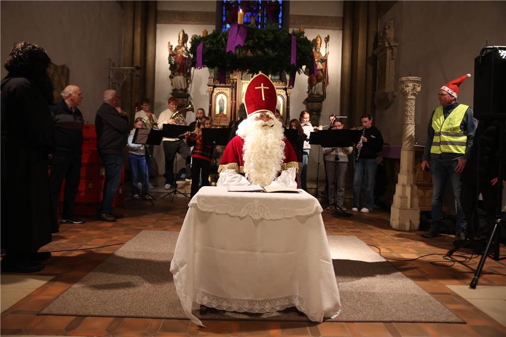 Vom Dormitorium aus zog der Nikolaus in einer Kutsche durch das Dorf Asbeck. In der Stiftskirche sprach er zu den Kindern. Mit einigen Nikolausliedern, von den Kindern gesungen, wurde er belohnt. Dann gab es die süßen Tüten für die Kinder.