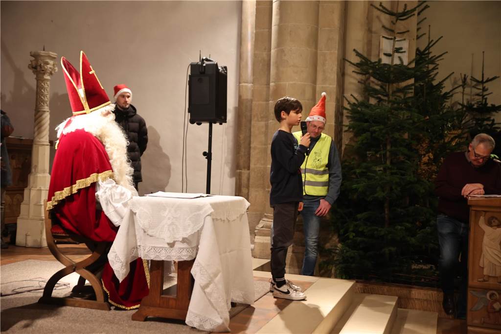 Vom Dormitorium aus zog der Nikolaus in einer Kutsche durch das Dorf Asbeck. In der Stiftskirche sprach er zu den Kindern. Mit einigen Nikolausliedern, von den Kindern gesungen, wurde er belohnt. Dann gab es die süßen Tüten für die Kinder.