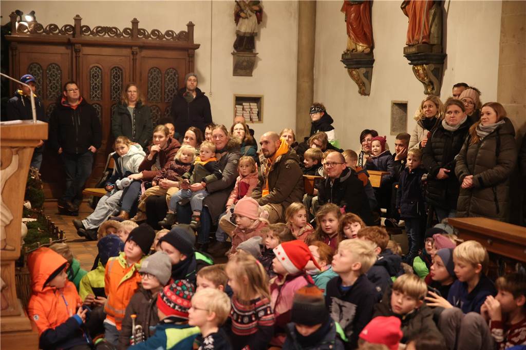 Vom Dormitorium aus zog der Nikolaus in einer Kutsche durch das Dorf Asbeck. In der Stiftskirche sprach er zu den Kindern. Mit einigen Nikolausliedern, von den Kindern gesungen, wurde er belohnt. Dann gab es die süßen Tüten für die Kinder.