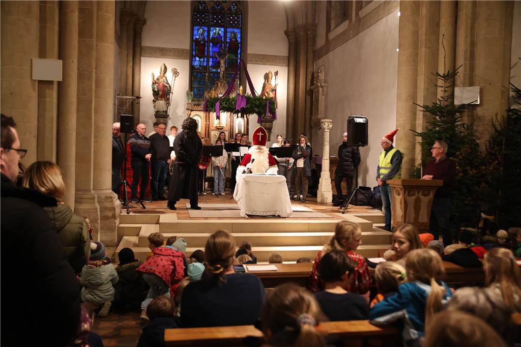 Vom Dormitorium aus zog der Nikolaus in einer Kutsche durch das Dorf Asbeck. In der Stiftskirche sprach er zu den Kindern. Mit einigen Nikolausliedern, von den Kindern gesungen, wurde er belohnt. Dann gab es die süßen Tüten für die Kinder.