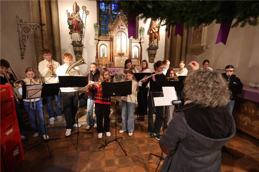 Vom Dormitorium aus zog der Nikolaus in einer Kutsche durch das Dorf Asbeck. In der Stiftskirche sprach er zu den Kindern. Mit einigen Nikolausliedern, von den Kindern gesungen, wurde er belohnt. Dann gab es die süßen Tüten für die Kinder.