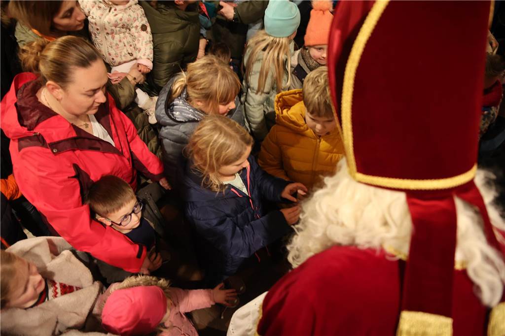 Vom Dormitorium aus zog der Nikolaus in einer Kutsche durch das Dorf Asbeck. In der Stiftskirche sprach er zu den Kindern. Mit einigen Nikolausliedern, von den Kindern gesungen, wurde er belohnt. Dann gab es die süßen Tüten für die Kinder.